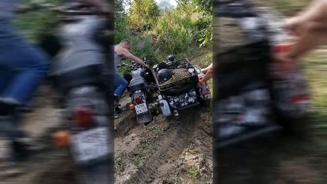 Мотоцикл Днепр с приводом на коляску, по лесной дороге.