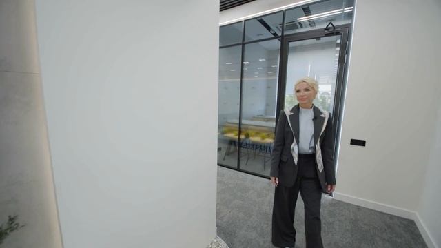 Обзор офиса в современном стиле | переговорная-трансформер | деревья в опенспейсе | 700 м²