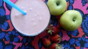 Молочный коктейль из творога с клубникой
