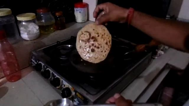 Индийская бабушка готовит Алу Паратха