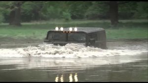 Hummer H1 переплывает брод / Hummer H1 in water