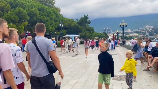 ЯЛТА - ГОРОД СЧАСТЬЯ.  ТОЛПЫ НА НАБЕРЕЖНОЙ БУДТО ДЕНЬ ГОРОДА. КРЫМ. ЮБК