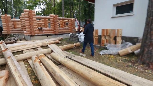 Обзор сложной СБОРКИ СРУБА БАНИ на обжитом участке у заказчика в ОГРАНИЧЕННОМ ПРОСТРАНСТВЕ.