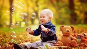 Осень закружила лист кленовый