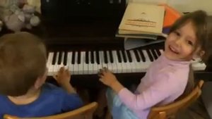 Дети играют на пианино