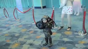 Миниатюрный "Хищник" на фестивале косплея! mini predator cosplay