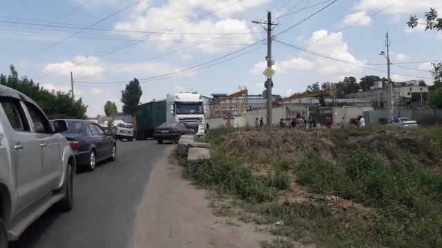 Перекрытие дороги Большевике,как водители фур решили навредить жителям,они не видят знак смотреть онлайн
