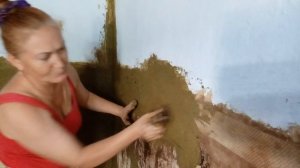 Мажем стены глиной.