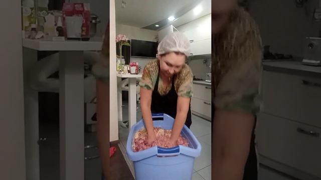 День фарша!! соотношения к свинине : Говядина 1/3 .лук 1/7.хлеб 1/8 смотреть онлайн