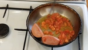 яичница с колбасой и помидорами