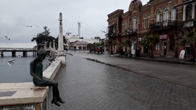 Набережная Сухума, Абхазия. Чайки и пасмурное небо