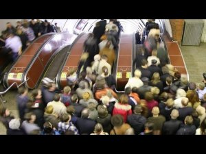 Неуправляемый эскалатор в метро / что делать, если одежду зажевал эскалатор?