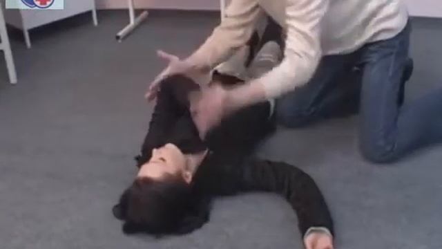 Перевод пострадавшего в стабильное боковое положение - meduniver.com смотреть онлайн