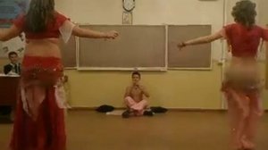 У парня стоит