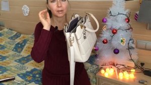 АСМР Что в моей сумочке? Шёпот. Обзор интересных предметов.