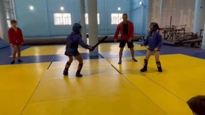 фрагмент тренировки, группа боевое самбо, дети 6-12 лет, поединок нунчаку против палки