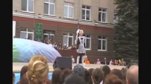 Маленькая девочка с чудесным голосом - Мы вернёмся (выпускной в г. Октябрьский, 24 мая 2013)