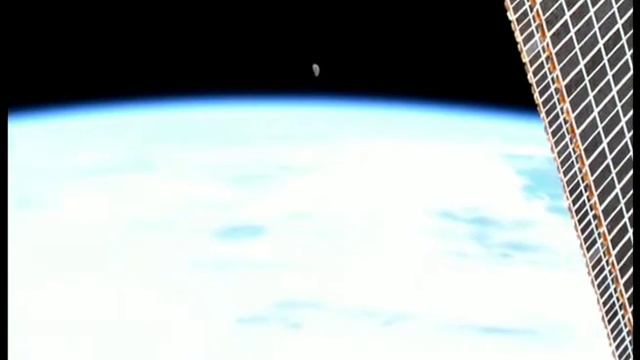 УДИВИТЕЛЬНО НО ФАКТ:С БОРТА МКС ВИДНО БЫЛО КАК ЛУНА САДИЛАСЬ ЗА ГОРИЗОНТ НО НЕ СЕЛА,ВНОВЬ ПОДНЯЛАСЬ смотреть онлайн