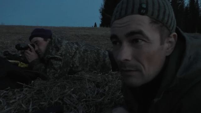 ГОЛОДНЫЙ МЕДВЕДЬ ПРИШЁЛ НА ПРИВАДУ / ЖРЁТ ШКУРУ КОРОВЫ / ПЕРВАЯ ЗАСИДКА. ОХОТА НА БУРОГО МЕДВЕДЯ. смотреть онлайн