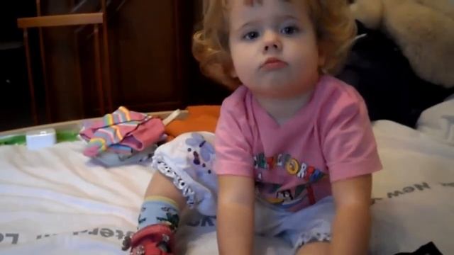 Ребёнок и Носки / Child wears socks смотреть онлайн