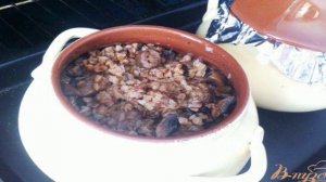 Гречка со свининой и шампиньонами в горшочках