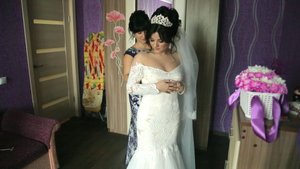 Симпатичная невеста утром у себя дома