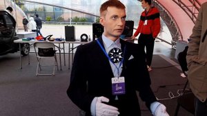 Человекоподобный робот.