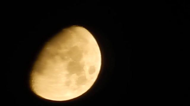 Растущая Луна на ночном небе смотреть онлайн