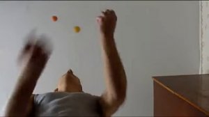 жонглер жонглирует мячами