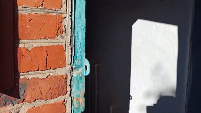 Обжитой дом в старом районе посёлка Ильского, кирпичный дом, 10 соток, все коммуникации.