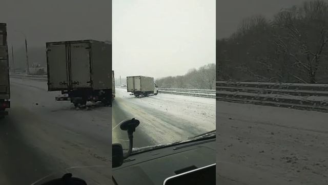 Грузоперевозки, скользко и газель в отбойнике