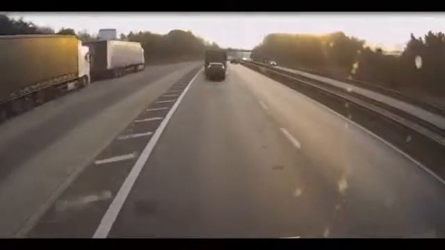 Легковушку смяло между двумя грузовиками на трассе в Англии смотреть онлайн