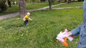 Подвижные игры с мыльными пузырями | Данька ТВ лопает пузыри