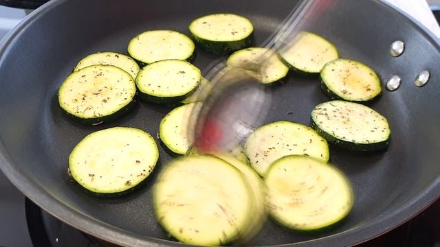 Wyśmienita sałatka z cukinii i pomidorów ? pyszna przystawka lub dodatek do mięs i potraw z grilla смотреть онлайн