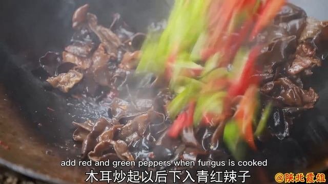 【陕北霞姐】雨后山里发现大片野生黑木耳，霞姐采回来炒肉吃，脆爽下饭，老公还借机和妹夫斗嘴
