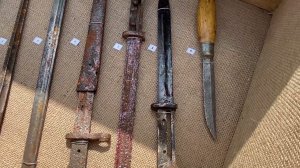 Боевые штыки и ножи, найденные на местах боев, наши и немецкие