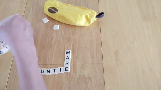 Bananagrams letters game - How to setup and play video * Amass Games * review in link board game HD