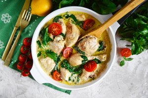 Куриное филе в сливочном соусе со шпинатом и томатами.