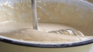 THE WOMAN LIVES ALONE IN THE MOUNTAINS. COOKING APPLE JAM AND PANCAKES WITH CHEESE