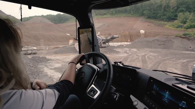 The Actros Editions 2 shines between steel and dust | Mercedes-Benz Trucks смотреть онлайн