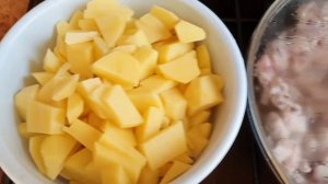 Простая и очень вкусная тушеная картошка с мясом. Тушеный картофель с мясом
