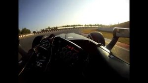 Вид гоночного болида F1 глазами пилота