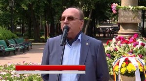 К нему не заросла народная тропа...