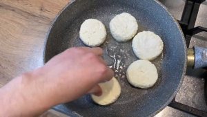 Сырники из творога со сметаной! Нежнейшие, так и таят во рту!!!
