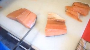 Как нарезать рыбу на ролл Филадельфия