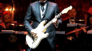 Юрий Каспарян показывает как правильно играть соло из Группы крови