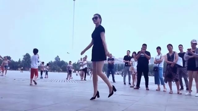 Шафл на каблуках ? танцует красавица Цинцин Qingqing смотреть онлайн