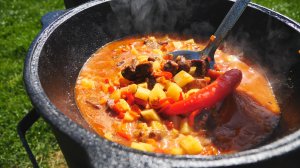 Суп гуляш в казане на костре