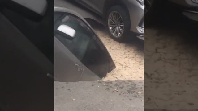 Сегодня днëм 13.10.2021, в центре Новосибирска на улице Фрунзе провалился асфальт. смотреть онлайн