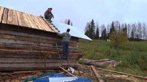 КРОЕМ КРЫШУ ЖЕЛЕЗОМ / ДЕРЕВЕНСКИЙ ГАРАЖ. КОМИ КРАЙ.